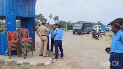 রতুয়া ১: দুর্গাপুর এলাকায় দুই গোষ্ঠীর সংঘর্ষের ঘটনার পর এলাকার যথেষ্ট থমথমে, মোতায়েন বিশাল পুলিশ বাহিনী