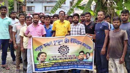 গাজোল: পান্ডুয়া অঞ্চলের তৃণমূল ট্রেড ইউনিয়ন কংগ্রেসের টোটো চালকদের মধ্য সমস্যা সমাধান নিয়ে একটি সভা অনুষ্ঠিত হল