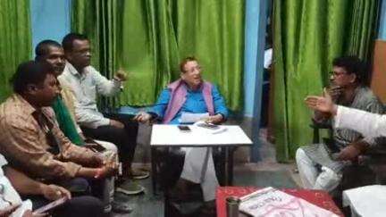 मधुबनी: गिलेशन स्थित आवास पर मधुबनी विधायक समीर महासेठ की अध्यक्षता में हुई बैठक