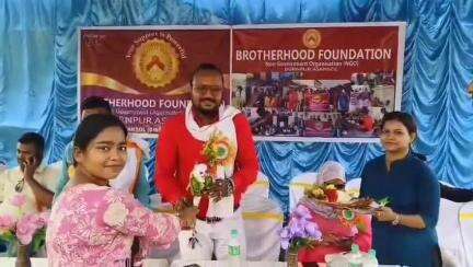 বারাবনী: বার্নপুরে ব্রাদারহুড ফাউন্ডেশনের পক্ষ থেকে পথচলতি জনগণকে ঠান্ডা সরবত বিতরণ