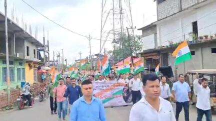 সোণাৰি: বিধায়ক উপস্থিতিত সোণাৰি ৰাজপথত উলিওৱায হয় ত্ৰিৰংগ যাত্ৰা,হাতে হাতে ত্ৰিৰংগ পতাকা লৈ অংশ ললে কেইবা শতাধিক ৰাইজে