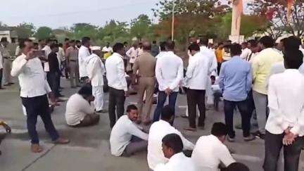 परळी: बीड परळी रोडवरील पांगरी येथे रास्ता रोको आंदोलन