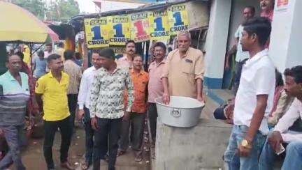 নানুর: কোর কমিটির উপর আস্থা রেখে কোর কমিটির বৈঠকের আগেই কীর্ণাহারে পথচারীদের মিষ্টি মুখ করালেন কাজল অনুগামীরা
