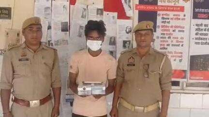 हापुड़: नगर पुलिस ने मोहल्ला शिवगढ़ी में मकान में हुई चोरी की घटना का सफल अनावरण करते हुए एक अभियुक्त को गिरफ्तार किया