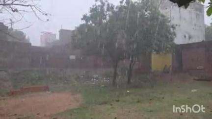 रजौली: प्रखंड से लेकर ग्रामीण क्षेत्रों में तेज हवा के साथ करीब 30 मिनट से मूसलाधार बारिश और बर्फबारी हो रही है