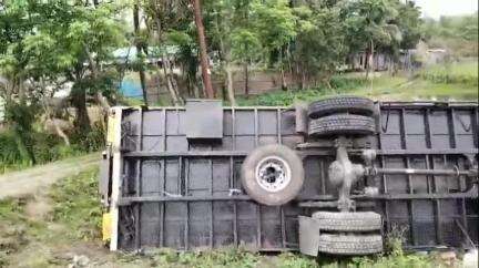 নলবাৰী: বৰকুৰাত ভয়ংকৰ পথ দূৰ্ঘটনা,ৰাষ্ট্ৰীয় ঘাইপথৰ পৰা দ খাৱৈত পৰিল সামগ্ৰী ভৰ্তি কণ্টেইনাৰ