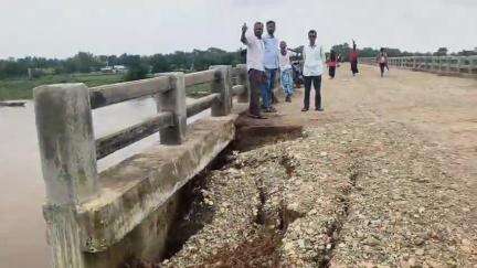 মাটিয়া: শিঙিমাৰীত দূধনৈ নৈৰ ওপৰত দলং নিৰ্মাণৰ কাম শেষ নৌহওঁতেই খহি পৰিল দলঙৰ দুয়োফালৰ পথ, যাতায়তৰ সমস্যাত ৰাইজ #jansamasya