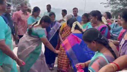 ஆத்தூர்: சின்னாளபட்டியில் முன்னாள் மாணவர்கள்  சந்திப்பு நிகழ்ச்சி தம்பித்தோட்டம் பூக்கள் 97, 28 வருட தேடல் என்ற தலைப்பில் நடைபெற்றது