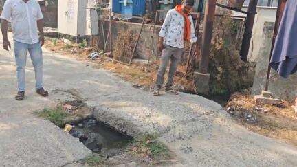 मऊ: परदहां काशीराम आवास में नाली और पानी की निकासी नहीं होने से स्थानीय परेशान,नहीं हुआ समस्या का समाधान #jansamasya