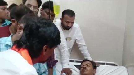 अंबाजोगाई: स्वाराती रुग्णालयात मनोज जरांगे यांनी घेतली परळीतील मारहाणीत जखमी झालेल्या शिवराज दिवटेची भेट