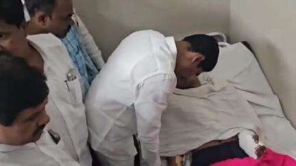 अंबाजोगाई: खासदार बजरंग सोनवणे यांनी शिवराज दिवटे या जखमी तरुणाची अंबाजोगाई शासकीय रुग्णालयात भेट घेऊन दिला धीर