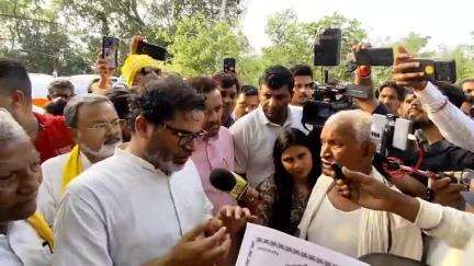 हमें 3 किलो अनाज मिलता है और ज़मीन 2011 में कागज़ पर मिली थी, लेकिन असलियत में आज तक नहीं मिल पाई।
#bihar #nalanda #jansuraajyatra