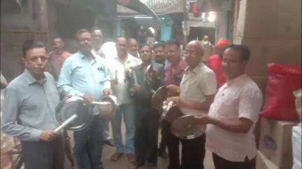 झरिया/जोरापोखर/सिंदरी: झरिया के व्यवसायियों ने कपड़ा पट्टी में थाली बजाकर बिजली विभाग के अधिकारियों को जगाने का किया प्रयास