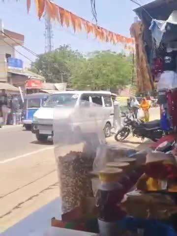 बिल्हौर: 42 डिग्री की तपिश में स्कूली वैन को धक्का लगाते छात्रों का वीडियो वायरल, बताया जा रहा बिल्हौर के डीपीएस स्कूल का