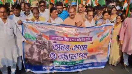 বর্ধমান ১: অপারেশন সিঁদুরে ভারতীয় সেনাবাহিনীর সাফল্যকে কুর্নিশ জানিয়ে কার্জনগেট থেকে রাজবাটি পর্যন্ত জাতীয়পতাকা হাতে মিছিল তৃণমূলের