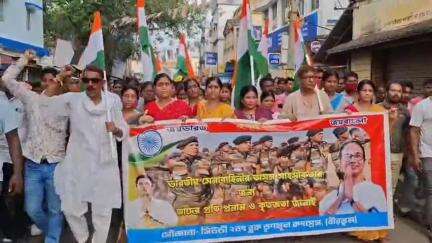 সিউড়ি ২: সেনাবাহিনীদের শ্রদ্ধা জানিয়ে পুরন্দরপুরে তৃণমূল কংগ্রেসের বিরাট পদযাত্রা