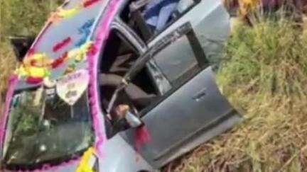 खागा: अहमदगंज तिहार गांव में स्कूटी को टक्कर मारने के बाद दूल्हा-दुल्हन की कार खंदक में घुसी, चालक की हालत गंभीर