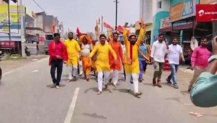 गांडेय के पुनीडीह गांव में हनुमान मंदिर में 28 मई से हनुमंत प्राण प्रतिष्ठा महायज्ञ को लेकर हुआ ध्वजारोहण