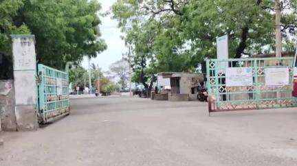 தூத்துக்குடி: மீன்பிடி தடைக்காலம் அமலில் உள்ள நிலையில் அத்துமீறி நுழைந்து மீன்பிடித்த கேரள விசைப்படகு 17 மீனவர்கள பறிமுதல் மீன்பிடித் துறைமுகத்தில் விசாரணை