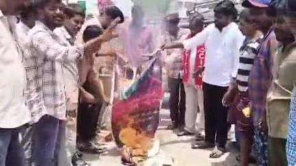 గుంతకల్లు: పట్టణంలో సీఐటీయూ ఆధ్వర్యంలో టౌన్ రైడ్ యాప్‌కు వ్యతిరేకంగా నిరసన, యాప్ ఫ్లెక్సీలు దహనం