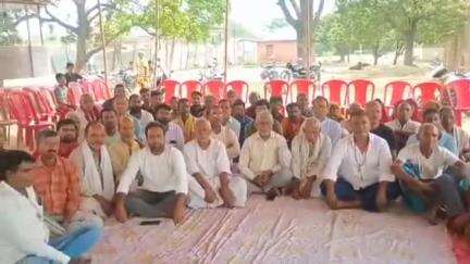 सोनबरसा: दोस्तियां ठाकुरबारी मंदिर में किसानों की महत्वपूर्ण बैठक आयोजित, उपजाऊ जमीन पर उद्योग लगाने का किया विरोध