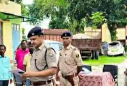 ठाकुरगंज: प्रखंड के कुर्लिकोट थाना परिसर में अनुमंडल पुलिस पदाधिकारी-2 के नेतृत्व में गुंडा परेड का आयोजन