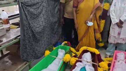 சாத்தான்குளம்: கிணற்றுக்குள் கார் விழுந்த விபத்தில் 5 பேர் உயிரிழந்த நிலையில் அவர்களது உடல்களுக்கு திருநெல்வேலி அரசு மருத்துவமனையில் கனிமொழி எம்பி அஞ்சலி