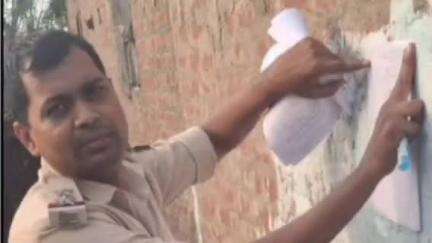 डुमरा: सीतामढ़ी जिला पुलिस ने विभिन्न फरार अभियुक्तों के घर पर इश्तेहार चिपकाया