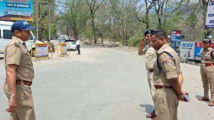 टिहरी: एसएसपी आयुष अग्रवाल ने वीकेंड पर मुनिकीरेती में ट्रैफिक व्यवस्थाओं की मॉनिटरिंग के लिए सड़क पर उतरे