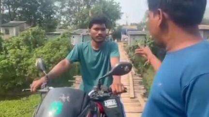 দাসপুর ১: সেতু পারাপার করতে গিয়েই ৫০০ টাকা জরিমানা দিতে হতে পারে বাইক এবং সাইকেল আরোহীকে তাই সাবধান দাসপুরের ঘটনা