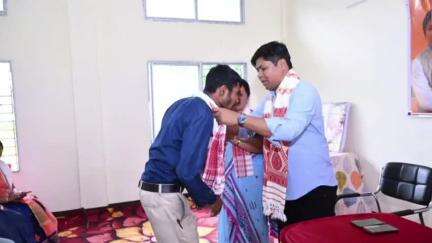নাহৰকটীয়া: জয়পুৰ দৈনিক বজাৰ প্ৰেক্ষাগৃহত জয়পুৰ মণ্ডলৰ অন্তৰ্গত পঞ্চায়ত নিৰ্বাচনত জয়ী প্ৰাৰ্থী সকলক সম্বৰ্ধনা জনায় বিধায়ক তৰংগ গগৈয়ে