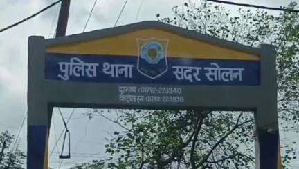 सोलन: ठोडो ग्राउंड के पास तेज रफ्तार ट्रक ने गाड़ी को मारी टक्कर, चालक मौके पर ट्रक छोड़कर भागा; पुलिस कर रही जांच