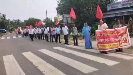 মঙ্গলকোট: সাম্প্রদায়িক সম্প্রীতি অটুট রাখার বার্তা দিতে মঙ্গলকোটের কৈচরে মিছিল করল CPI(M), উপস্থিত সংগঠনের পদাধিকারীরা