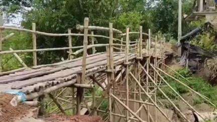 পাঁশকুড়া: পাঁশকুড়া গোটপাতা এলাকায় রাস্তা কেটে বন্যার জল বের করা হয়েছিল সেই রাস্তা সারাই না হওয়ায় সমস্যা সাধারণ মানুষ #jansamasya