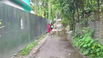 জলপাইগুড়ি: বেহাল রাস্তা, জলকাদায় নাজেহাল জলপাইগুড়ির বিবেকানন্দপল্লির বাসিন্দারা #Jansamasya