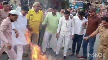उन्नाव: सदर कोतवाली क्षेत्र के बड़े चौराहे पर अखिलेश यादव का फूका गया पुतला, व्यापार मंडल के जिला अध्यक्ष ने दी जानकारी