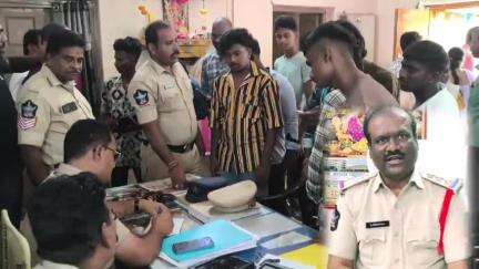 పలమనేరు: మైనర్లకు వాహనాలు ఇస్తే తల్లిదండ్రులపై కేసు నమోదు చేస్తాం, హెచ్చరికలు జారీ చేసిన సీ.ఐ.నరసింహారాజు