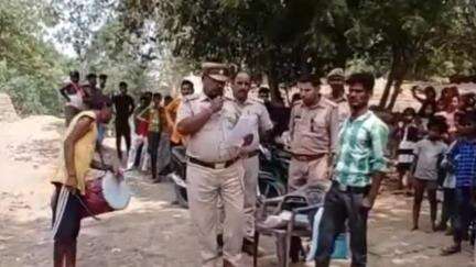 नवाबगंज: नगरौरा निवासी अभियुक्त के खिलाफ पुलिस ने मुनादी कराते हुए 6 माह के लिए जनपद की सीमाओं से किया निष्कासित