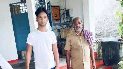 डुमरा: गोविंदफंदह गांव में पुलिस ने छापेमारी कर 7 पीस नेपाली शराब के साथ एक तस्कर को किया गिरफ्तार