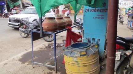 बीना: भगवान भरोसे चल रहे नगर पालिका के प्याऊ,गांधी चौराहा अन्य प्याऊ पर बिना ढक्कन के मटके, मजबूर राहगीर  
#jansamasya