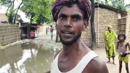 दिघलबैंक: बालुबारी में मुख्य सड़क को अवैध तरीके से बांधने से हुआ जलजमाव, राहगीर परेशान