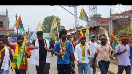 झारखंड लोकतांत्रिक क्रांतिकारी मोर्चा की खतियानी पदयात्रा दुमका से रांची जाने के क्रम में गांडेय के महोदा मोड़ पहुंची