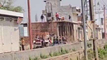 खुर्जा: खुर्जा सिटी स्टेशन रोड पर धरने के बीच अवैध निर्माण कार्य, प्राधिकरण के नियमों की हो रही अनदेखी