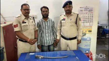 धमधा: पुलिस ने हरनाबांध से आम लोगों को धारदार तलवार से डराने और धमकाने वाले व्यक्ति को किया गिरफ्तार
