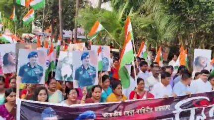 হলদিয়া: ভারতীয় সেনাকে সম্মান ও শহিদদের শ্রদ্ধা জানাতে হলদিয়ায় তৃণমূলের পক্ষ থেকে হল জাতীয়তাবাদী মিছিল