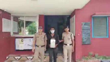हरिद्वार: श्यामपुर पुलिस ने गौरीशंकर पार्किंग से एक शराब तस्कर को दबोचा, 5 लीटर कच्ची शराब बरामद