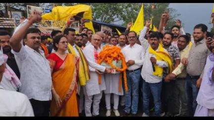 चौपारण: चौपारण पहुंची रेजांगना पवित्र रज कलश यात्रा, विधायक मनोज यादव और अन्य ने किया स्वागत