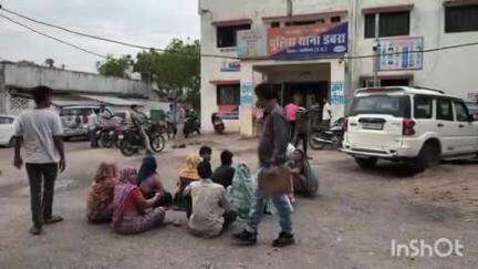 सिटी थाने के पुलिसकर्मियों पर मारपीट करने के आरोप, पीड़ित युवक ने महिलाओं के साथ थाने का घेराव कर की कार्रवाई की मांग