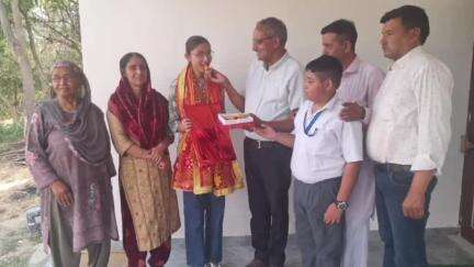 घनारी: जिला परिषद सदस्य सुशील कालिया ने मरवाड़ी में विज्ञान संकाय की टॉपर महक को सम्मानित किया