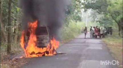 সীমলাপাল: বাদাগেড়িয়া ও কৃষ্টপুর গ্রামের মাঝে শাল জঙ্গলে আগুনে পুড়ল গাড়ি, গাড়ি থেকে নেমে পালিয়ে বাঁচলেন চালক